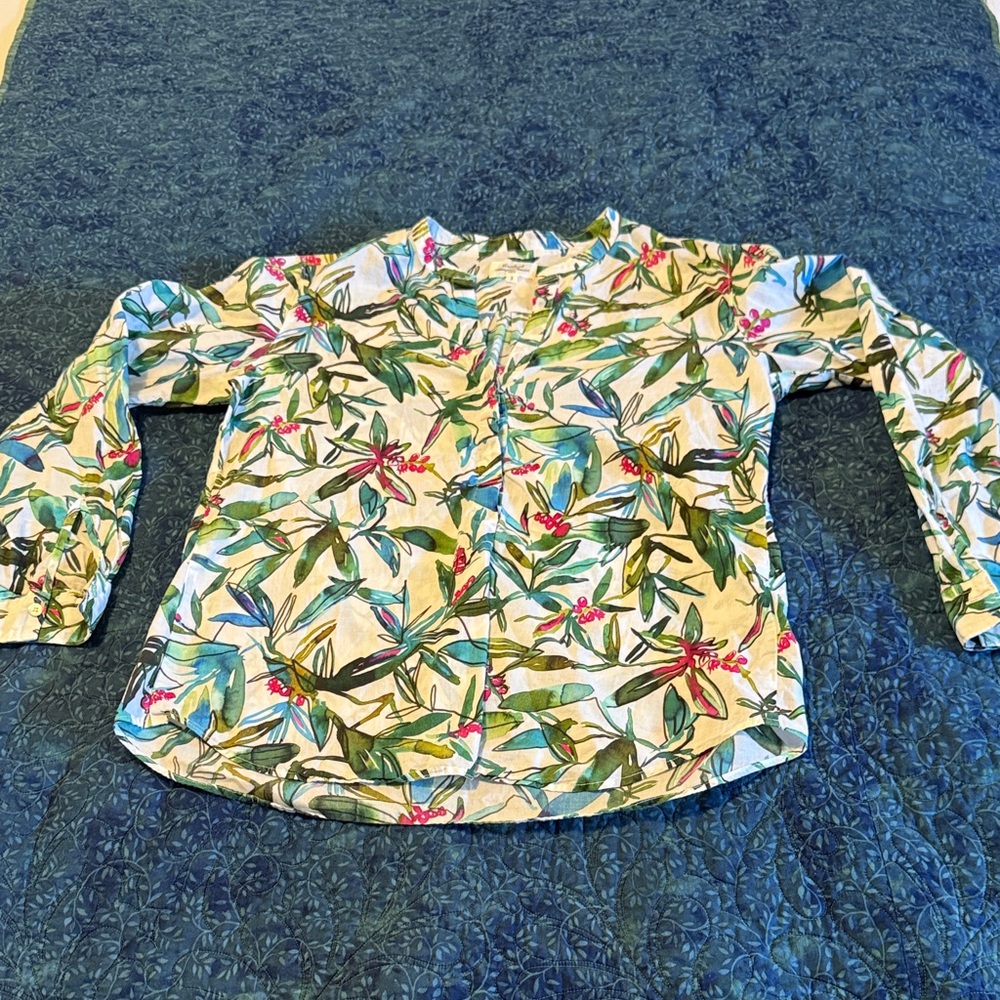 Hartford Alternative Classics 1979. Beautiful
Leaf/Flower Patterned Blouse
